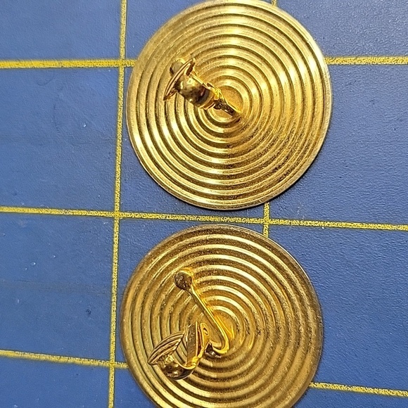 1980s Vintage Gold Tone Circular Clip On Earrings - Picture 3 of 3